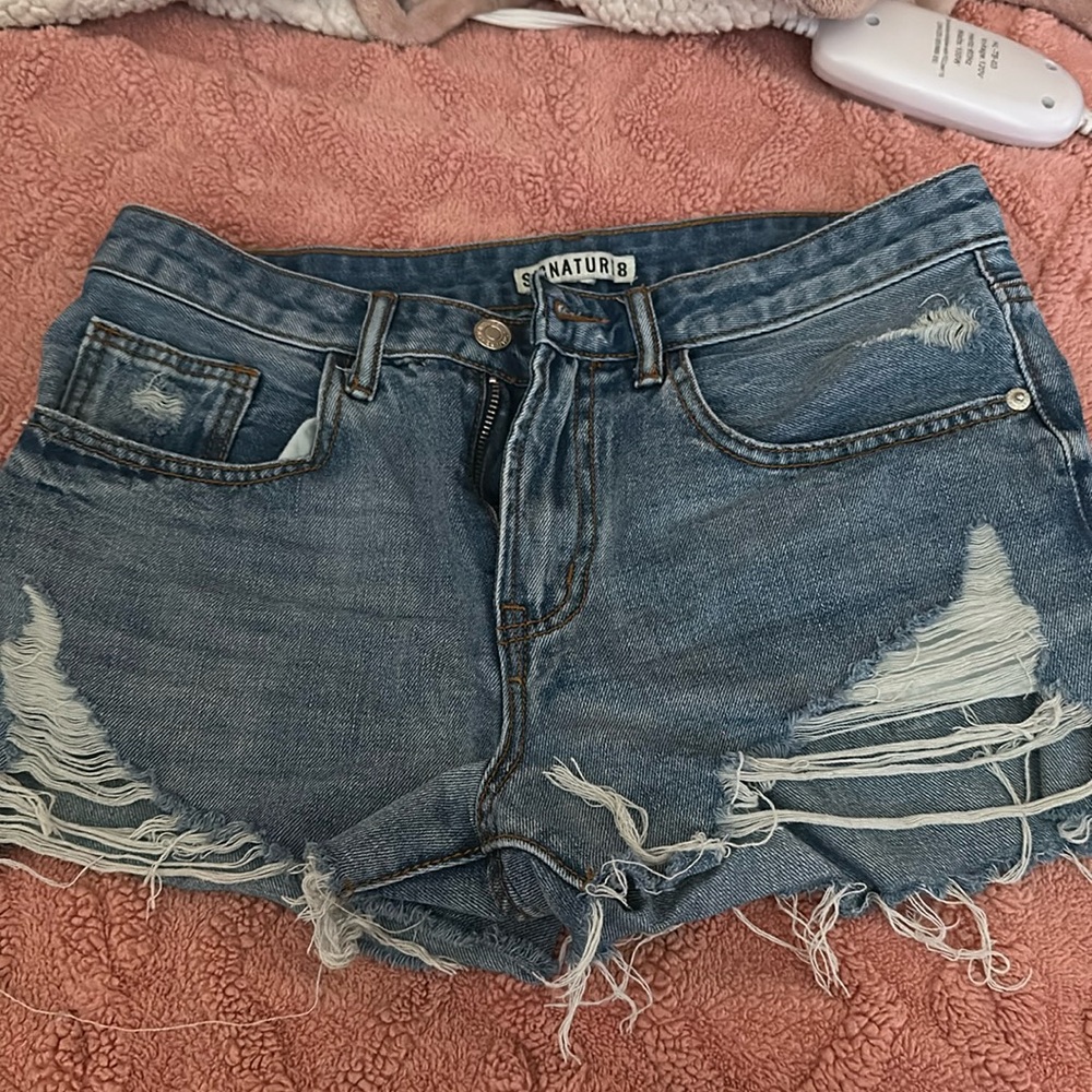 signature 8 shorts size small, barley worn!!